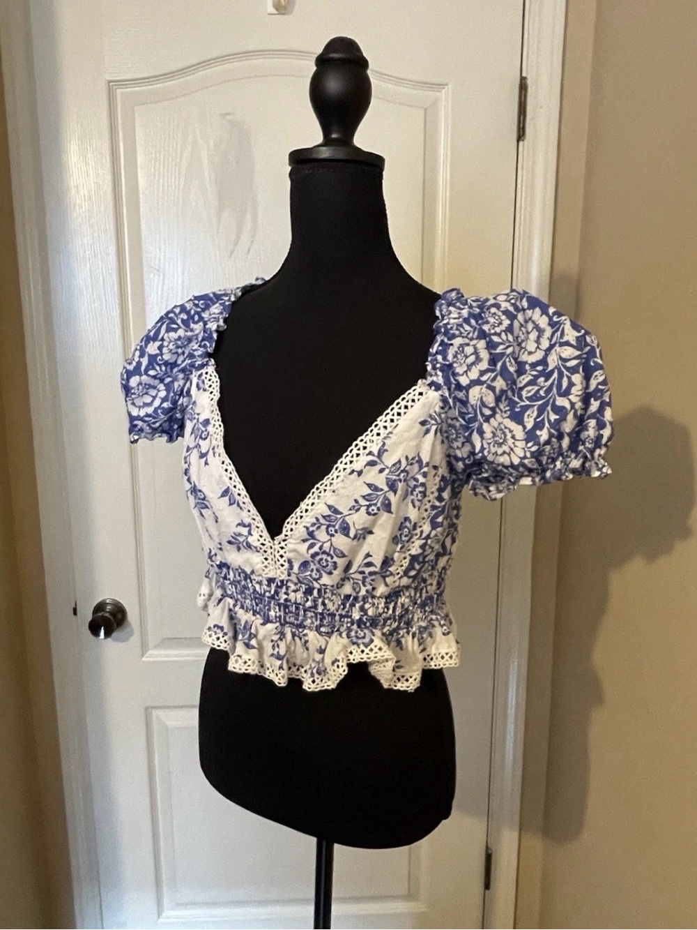 Altar’d State Cottagecore Milkmaid Toile Floral Crop Top Puff Sleeve Smocked L - Picture 3 of 9